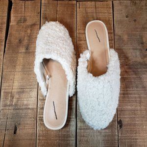 Universal Thread Women's Faux Fur White Slippers